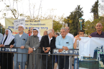 بالفيديو: الآلاف من الأهالي يتظاهرون ضد سياسة هدم البيوت في الرملة 